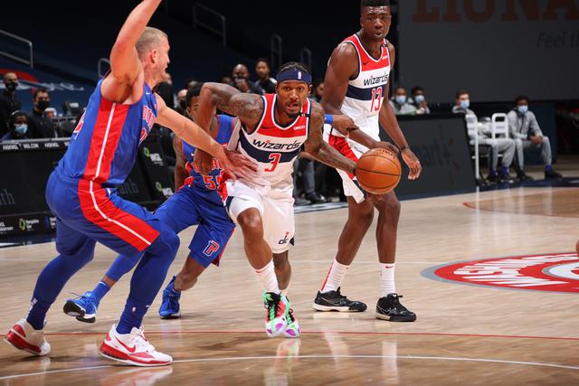 场上展现更 场上展现更